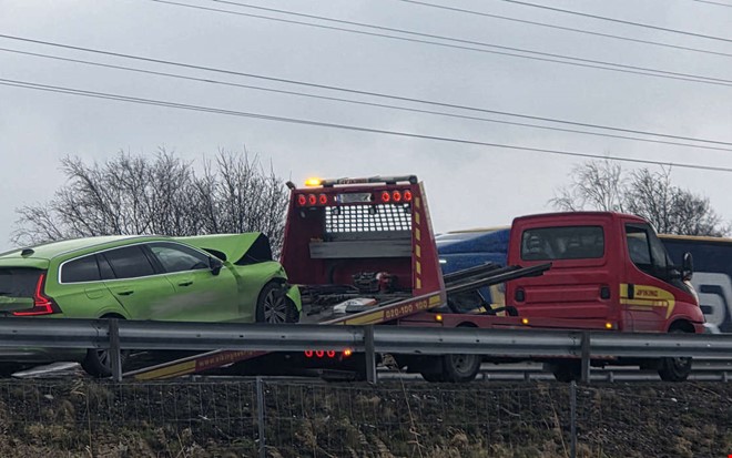 L�nga k�er p� E6 efter olycka med TMA-bil � en till sjukhus