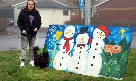 Stulen julskylt hittad � tack vare Peter och Monster