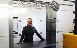 Enormt intresse n�r Anna K�rrdin lottar ut en hel bar