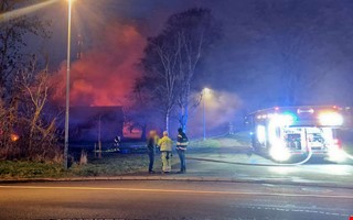 Stort p�drag � fullt utvecklad brand i byggnad i �sa