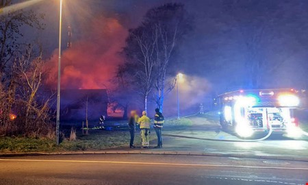 Stort p�drag � fullt utvecklad brand i byggnad i �sa