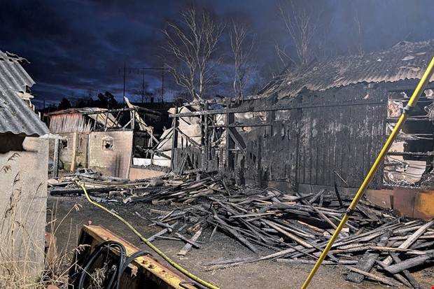 Bevakning hela natten efter stora branden i �sa