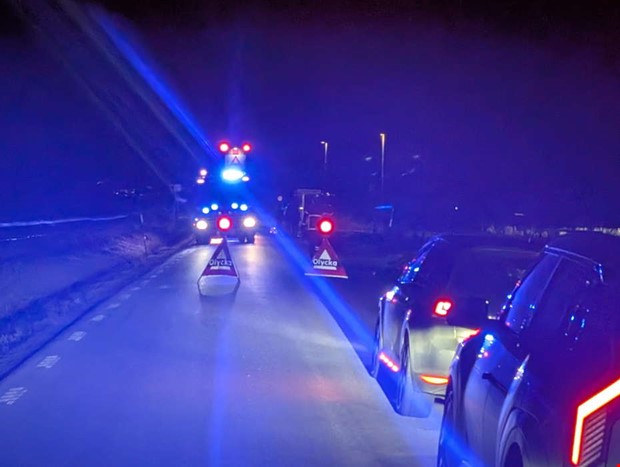 Väg 950 öppnas igen – branden släckt i terrängen i Vallda Väg 950 öppnas igen – branden släckt i terrängen i Vallda