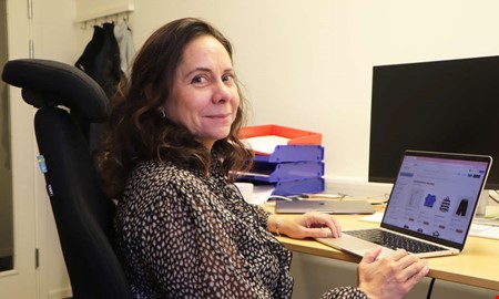 D�ckhotell f�r kl�der � Lina startar digital garderob