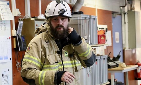 Anton testar � s� �r det att vara brandman