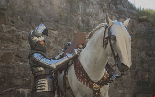 Joakim �r Frilles�s egen riddare i full rustning