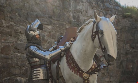 Joakim �r Frilles�s egen riddare i full rustning