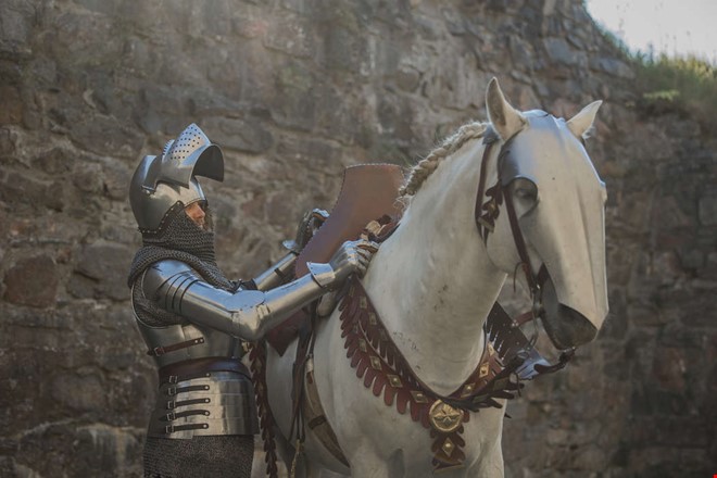 Joakim är Frillesås egen riddare i full rustning