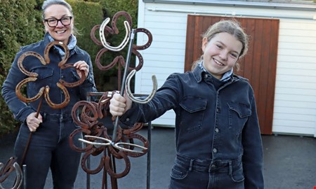 H�stskor ska hj�lpa tolv�riga Ebba att f� r�d med h�st 