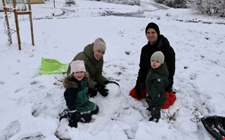 Barnfamiljer nj�t av sn�n: �Som de har l�ngtat�