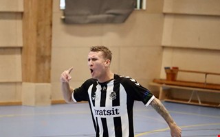 Nobbade ettanklubbar � skyttekungen stannar