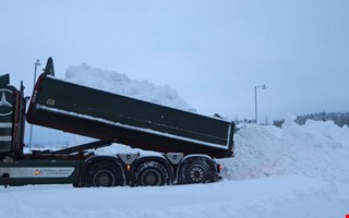 Fyllda lastbilar � h�r hamnar sn�n fr�n Kungsbackas gator