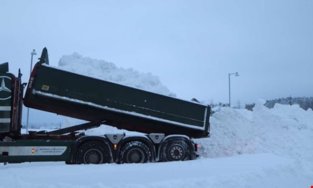 Fyllda lastbilar � h�r hamnar sn�n fr�n Kungsbackas gator