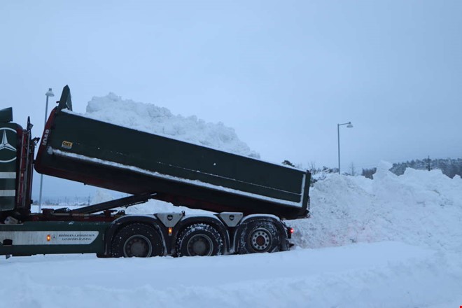 Fyllda lastbilar � h�r hamnar sn�n fr�n Kungsbackas gator