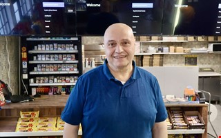 V�lk�nt ansikte tar �ver pizzerian