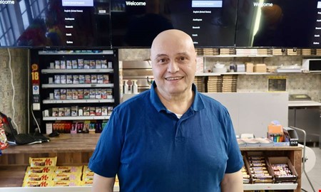 V�lk�nt ansikte tar �ver pizzerian