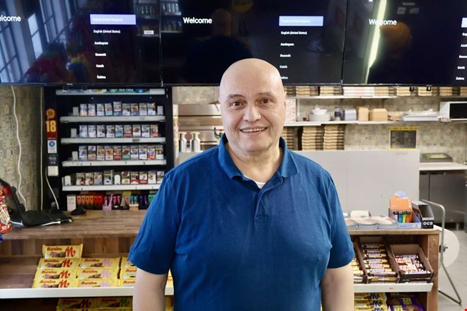 V�lk�nt ansikte tar �ver restaurangen