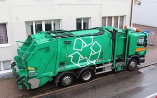 Kv�llsarbete och extra bilar n�r soph�mtningen f�rsenats