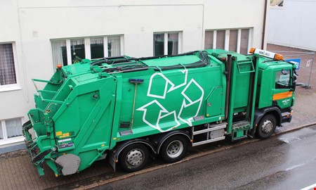 Kv�llsarbete och extra bilar n�r soph�mtningen f�rsenats