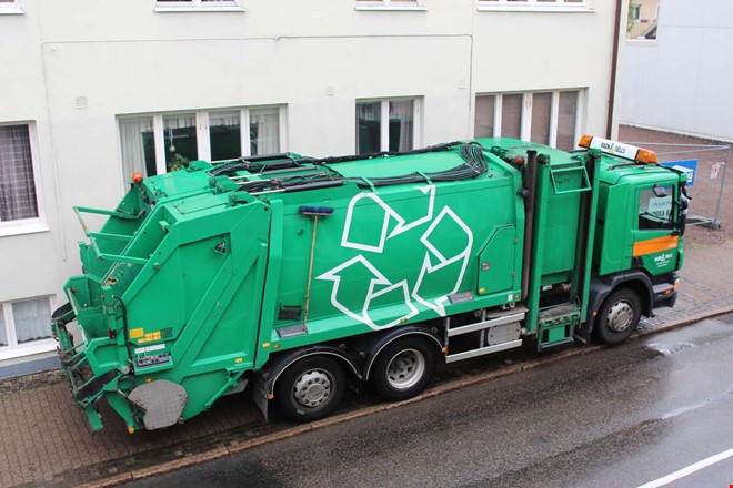 Kv�llsarbete och extra bilar n�r soph�mtningen f�rsenats