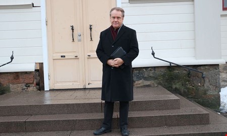 Ny p� jobbet � Tommy h�lsas v�lkommen i f�rsamlingen