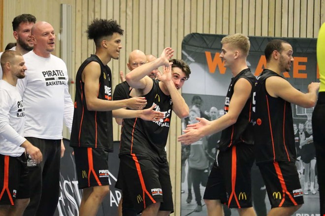 V�nde underl�ge till seger i sista minuten: 