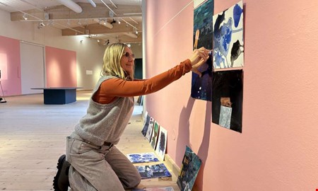 Barn och unga reflekterar �ver vatten i ny utst�llning 