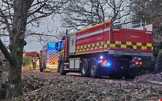 15-�ring fast under bil � f�rd till sjukhus 