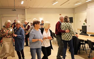 H�g st�mning med fart och gl�dje under dansevent 