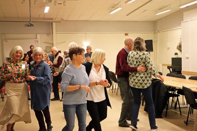 H�g st�mning med fart och gl�dje under dansevent 