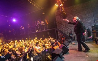 S�r�bon sjunger p� spanska � g�r succ� i Sydamerika