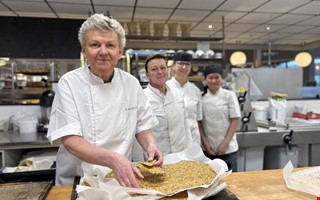 Lotta står för godfikan när människor möts