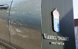 Bytte kl�der efter krock p� parkering � man �talas