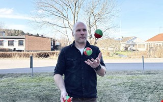 David tar �ver f�retaget � jonglerar med cirkusprylar