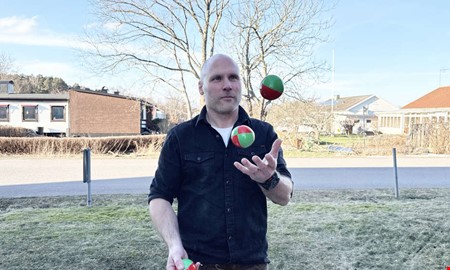 David tar �ver f�retaget � jonglerar med cirkusprylar