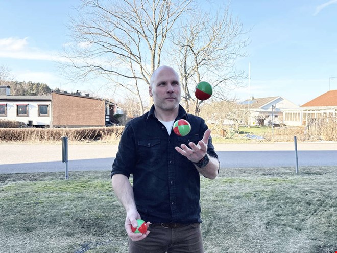 David tar �ver f�retaget � jonglerar med cirkusprylar