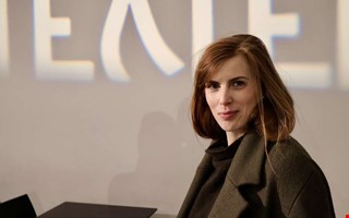 Augustprisvinnaren bes�kte teatern � NH vimlade runt