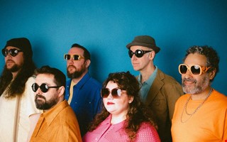 Hyllad brittisk artist h�ller konsert: �R�knar med uts�lt�