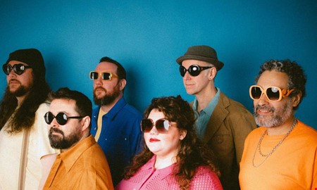 Hyllad brittisk artist h�ller konsert: �R�knar med uts�lt�