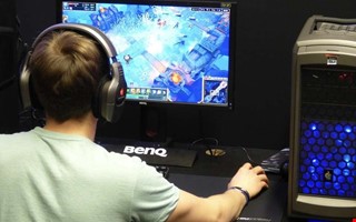 Utmana kompisar p� datorspel p� Kungsm�ssan