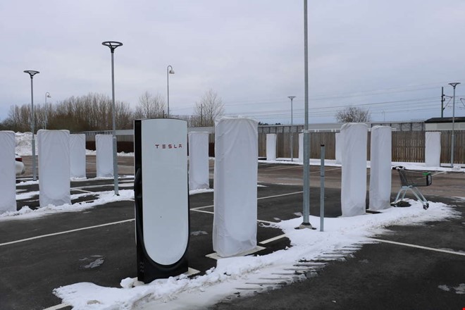 Sp�kstationerna vid Coop � Teslakonflikten forts�tter