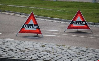 Bil fastnade i r�cke � fick b�rgas