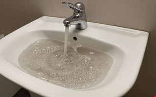 Missf�rgat vatten i kranen efter underh�llsarbete