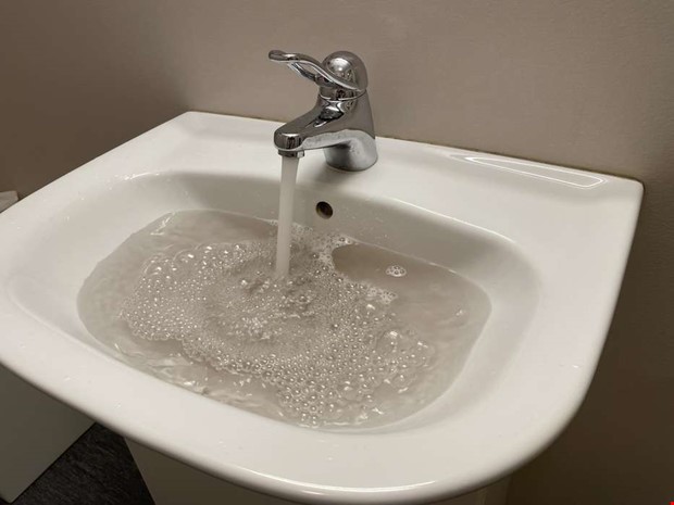 Missf�rgat vatten i kranen efter underh�llsarbete