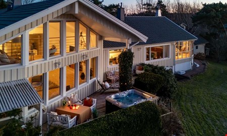 Villa med panoramavy �ver havet lockade