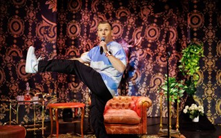 M�ns M�ller upptr�der p� teatern � s� blir showen