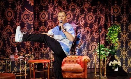 M�ns M�ller upptr�der p� teatern � s� blir showen