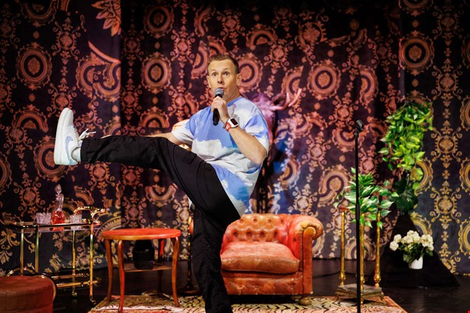 M�ns M�ller upptr�der p� teatern � s� blir showen