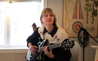 Carolines nya album v�xte fram i enslig stuga 