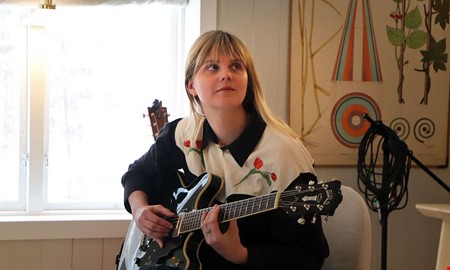 Carolines nya album v�xte fram i enslig stuga 